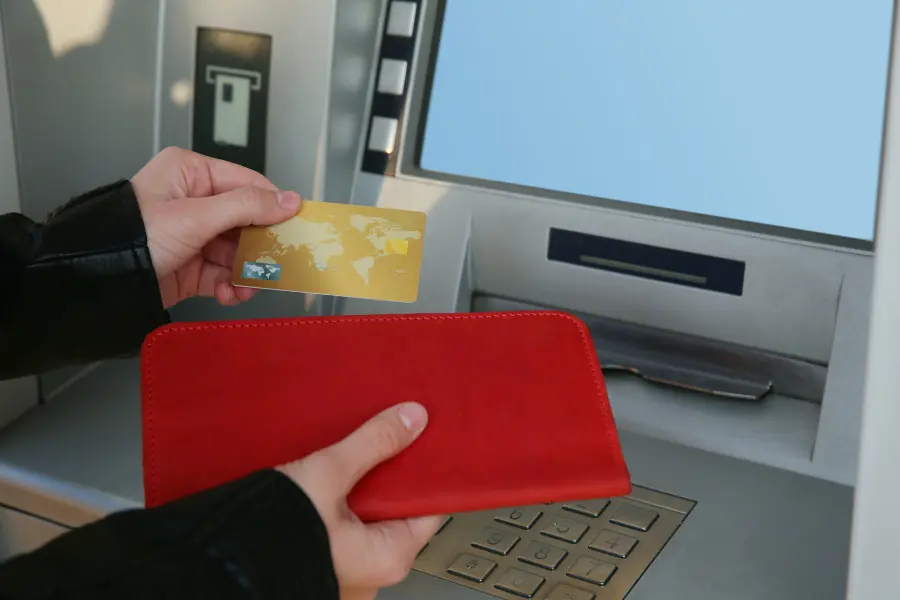 Antecipação do FGTS vs. Empréstimo Pessoal: Qual a melhor escolha para limpar dívidas este ano?