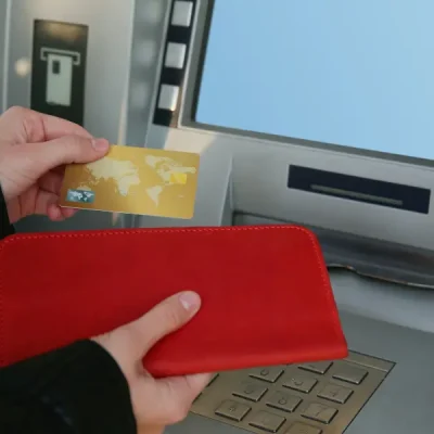 Antecipação do FGTS vs. Empréstimo Pessoal: Qual a melhor escolha para limpar dívidas este ano?